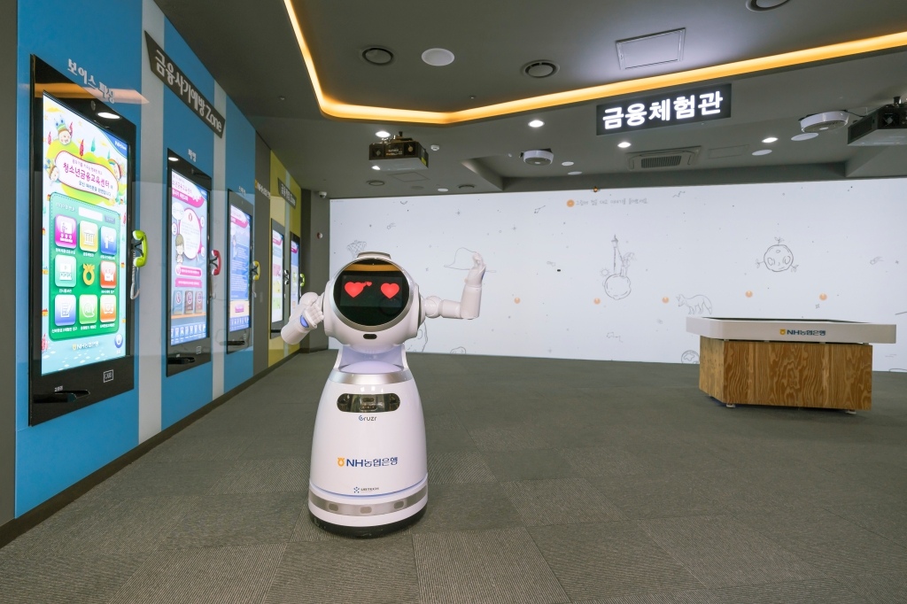 금융체험관 전체 공간과 프로젝션 월